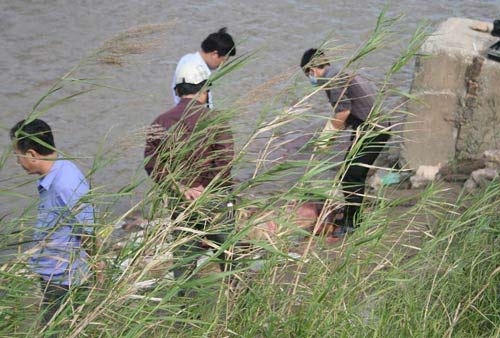 Cơ quan chức năng tiến hành khám nghiệm tử thi.