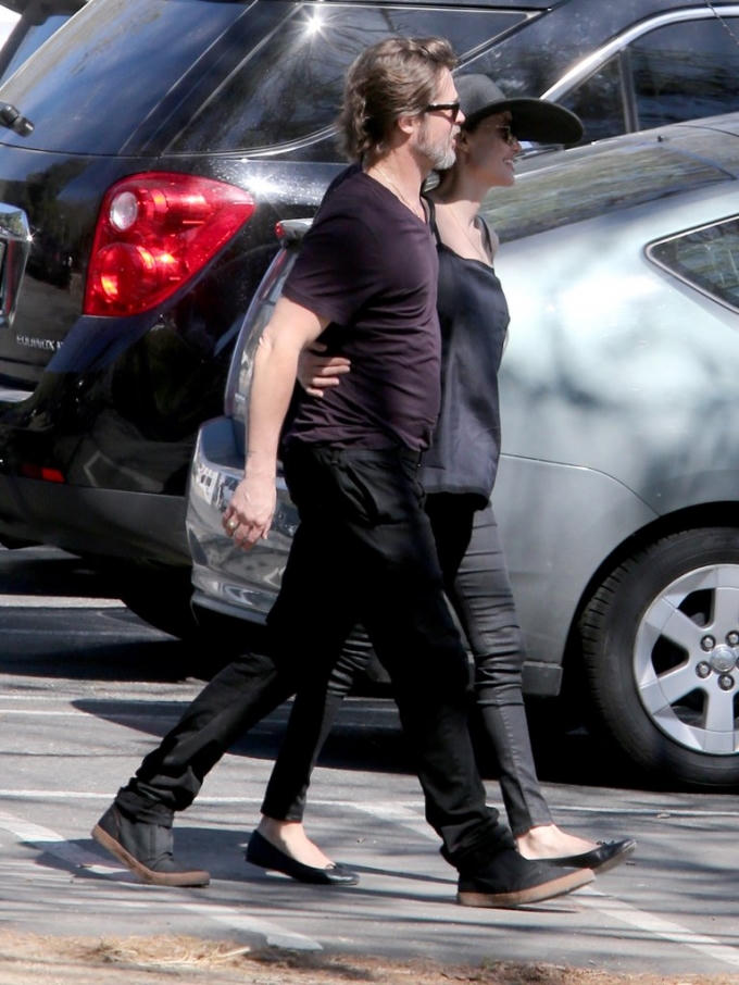 Đầu năm 2015, Angelina Jolie phẫu thuật cắt bỏ ngực và buồng trứng ngừa ung thư nhưng Brad Pitt vẫn luôn kề cận bên cạnh chăm sóc cô.