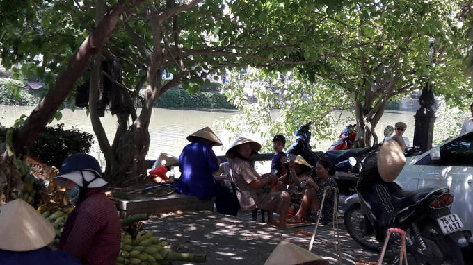 Trong cái nắng gay gắt gần 40 độ buổi ban trưa, từng bóng cây trở nên đáng quý hơn bao giờ hết.