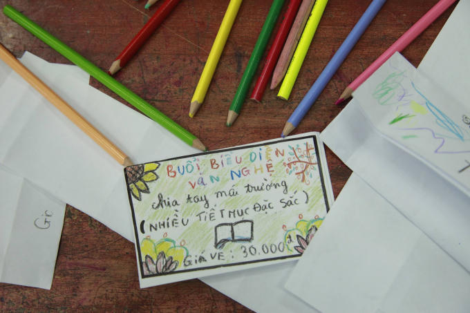 Những tấm v&eacute; do ch&iacute;nh c&aacute;c em học sinh lớp 5 l&agrave;m ra.