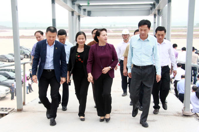 Chủ tịch Quốc hội Nguyễn Thị Kim Ngân cùng các đại biểu tham quan Cảng hàng không Vân Đồn.