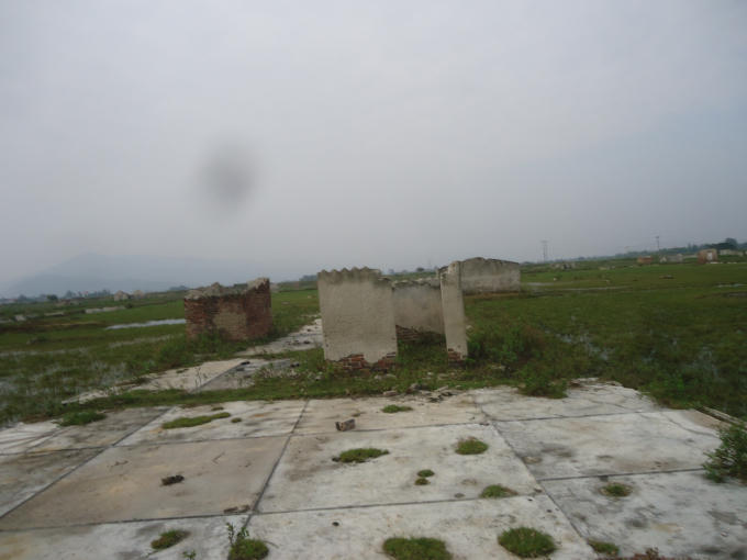 Những kho chứa muối giờ trở nên hoang tàn, đổ vỡ.