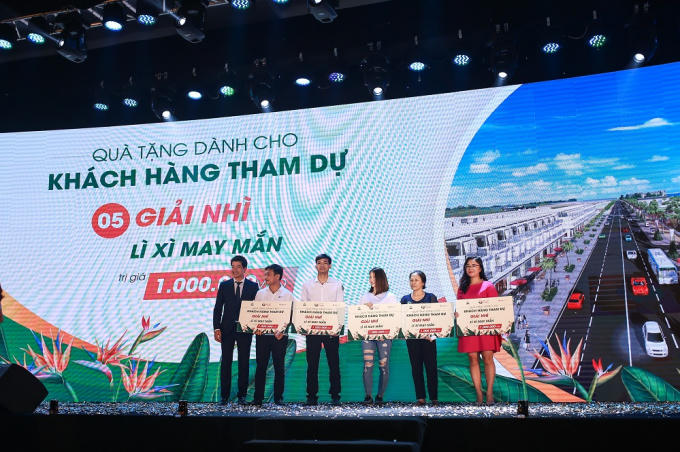 Nhiều khách hàng may mắn nhận được những phần quà giá trị