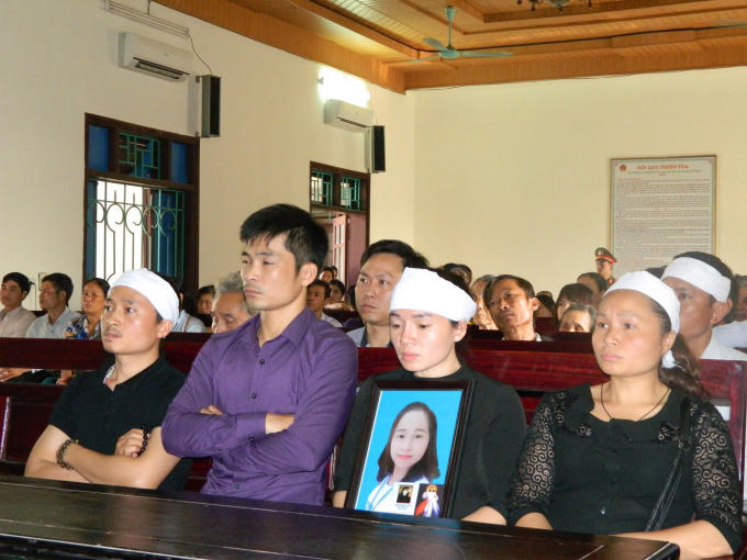 Đại diện gia đình nữ giám thị tại phiên tòa.