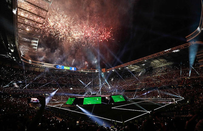 Bernabeu ngập trong không gian của âm nhạc và ánh sáng