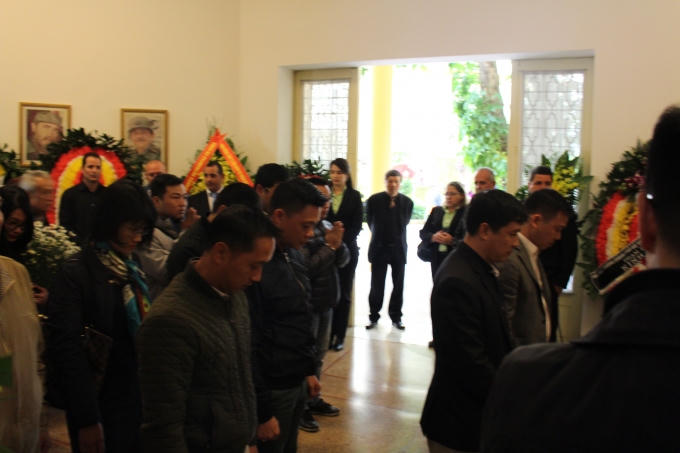 Ông Trương Hòa An (72 tuổi) ở Quảng Trị tâm sự: "Ngay sau khi biết tin cựu Chủ tịch Cuba Fidel Castro từ trần vào tối 25/11, tôi và một số anh em đã từng có cơ hội được gặp gỡ, tiếp xúc với lãnh tụ Fidel đã không khỏi bàng hoàng, xót thương chỉ tiếc là không có điều kiện để sang Cu Ba để viếng và tưởng niệm vị lãnh tụ của nhân dân Cu Ba anh em nên đã đến Đại sứ quán Cuba tại Hà Nội để viếng người".