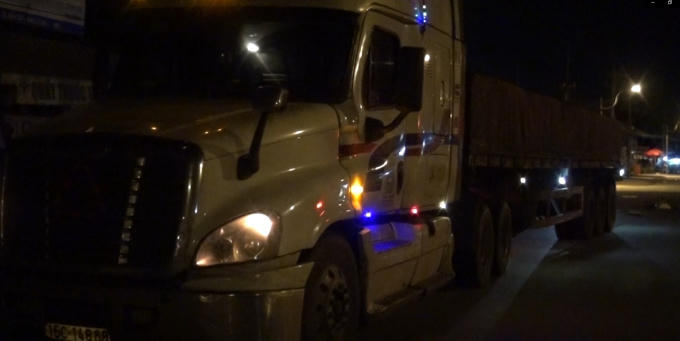 Chiếc container bỏ chạy và bị người dân truy đuổi