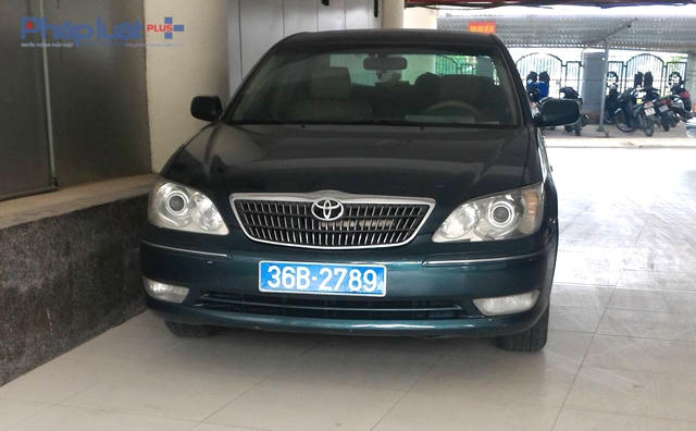 Xe 36B-2789 mặc dù hết hạn đăng kiểm 4 tháng nay, nhưng vẫn được ông Phi sử dụng đi lại. (Ảnh chụp lúc 10h sáng ngày 4/11 tại trụ sở Thành ủy Tp Thanh Hóa)