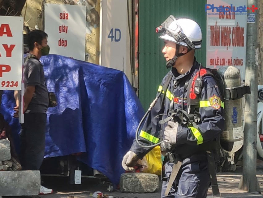 Một cán bộ PCCC được trang bị thiết bị chuyên dụng cho công tác phòng cháy, chưa cháy.