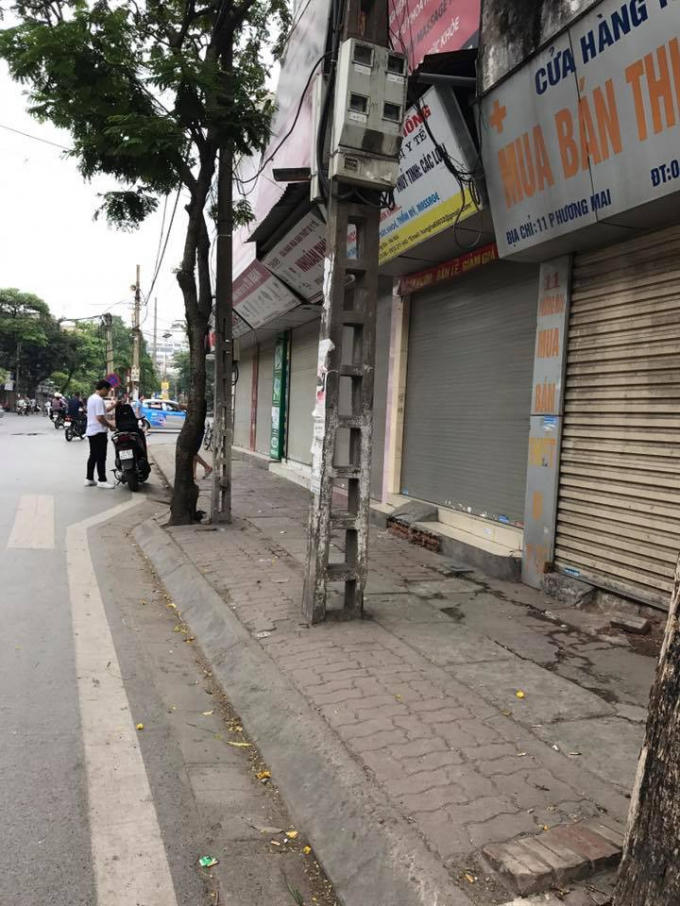 Các cửa hàng thuốc cạnh cổng Bệnh Viện Da Liễu cũng khóa cửa.