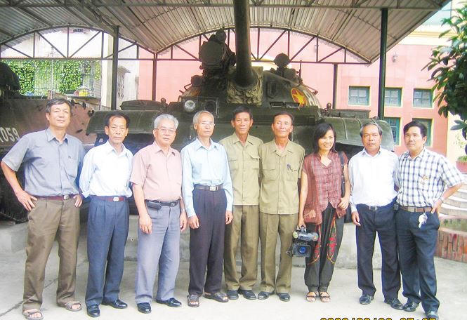 (Từ trái sang) Đại tá Nguyễn Khắc Nguyệt (thứ nhất), đại tá Bùi Quang Thận (thứ sáu) và cựu pháo thủ xe tăng 390 Ngô Sĩ Nguyên (thứ 9) và những thành viên khác của hai kíp xe tăng 390 và 843 trong một cuộc gặp năm 2009