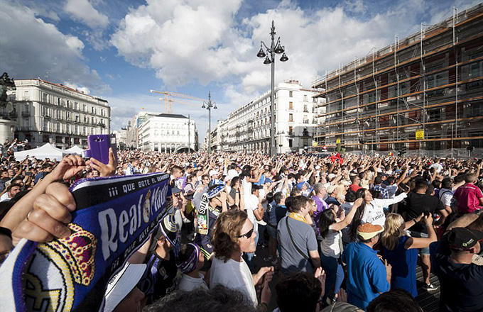 To&agrave;n cảnh lễ ăn mừng ho&agrave;nh tr&aacute;ng bậc nhất của Real Madrid
