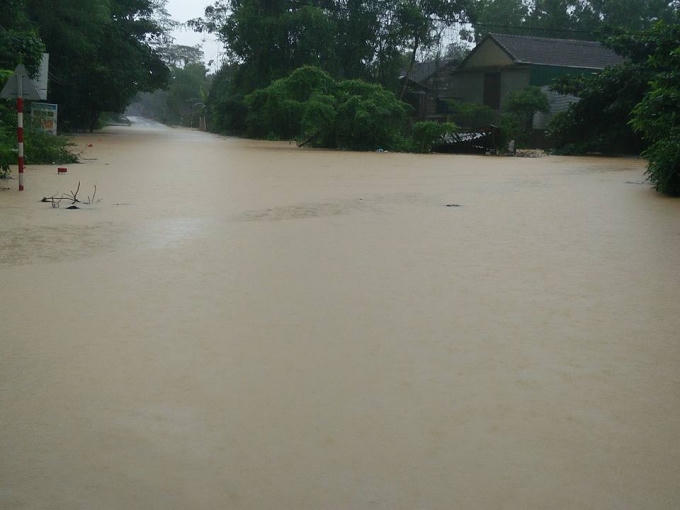 Trận lũ kép đêm qua và sáng nay khiến nhiều địa phương trên địa bàn tỉnh Hà Tĩnh ngập lụt nặng nề.