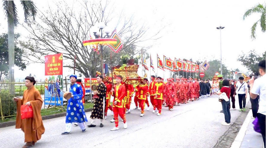 Nghi lễ “Rước Nước, tế Cá” là một trong những nội dung quan trọng nhất của Lễ hội Đền Trần hàng năm. Ảnh Vũ Nam
