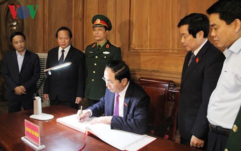 Chủ tịch nước viết lưu bút vào sổ lưu niệm.