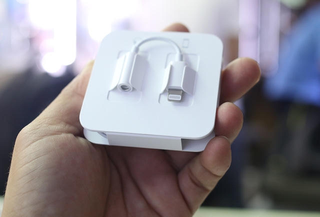 Đằng sau có thêm cổng chuyển lightning ra 3.5mm