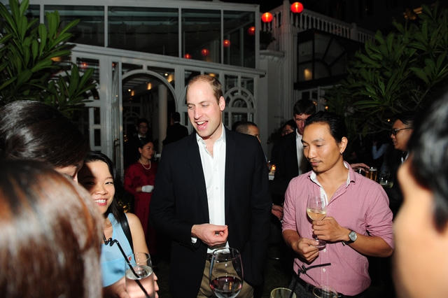 Hoàng tử cũng trao đổi với các bạn trẻ về cuộc chiến chống buôn bán trái phép động thực vật hoang dã, chủ đề mà Hoàng tử rất quan tâm. (Ảnh: Đại sứ quán Anh tại Việt Nam)