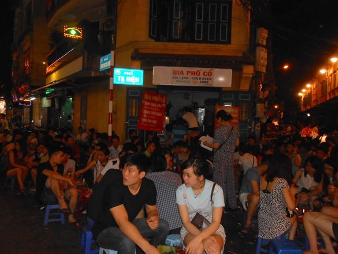 Bộ Y tế vẫn bảo lưu quy định “cấm bán rượu, bia sau 22 giờ”. (Ảnh: Uống bia đêm tại phố Tạ Hiện, Hà Nội).