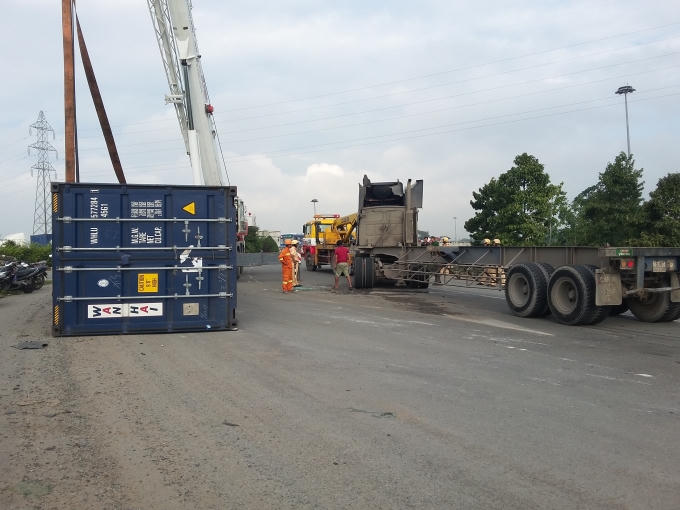 Container lật trên cầu.
