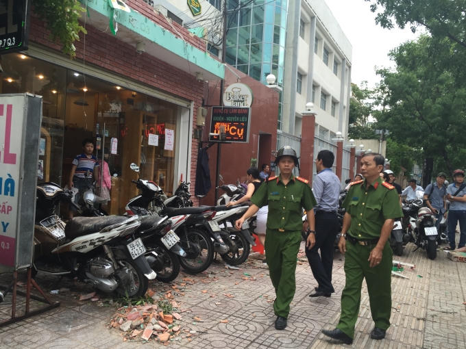 Lực lượng chức năng có mặt điều tra nguyên nhân.