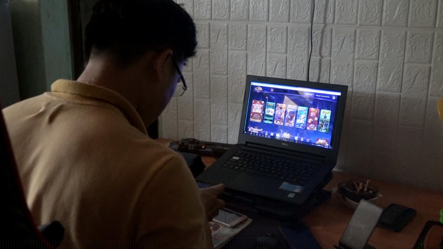 Lực lượng Công an kiểm tra tại máy tính tại nhà đối tượng Song.