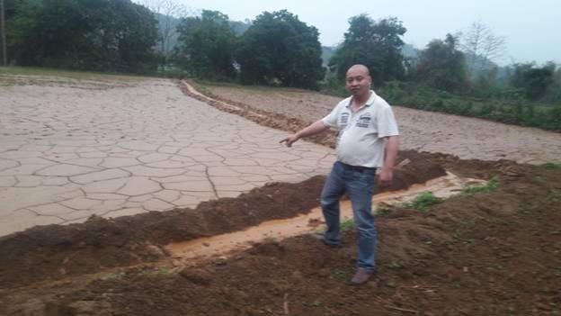 Nh&agrave; b&aacute;o Phạm Đức Hải đang t&igrave;m hiểu th&ocirc;ng tin tại hiện trường.