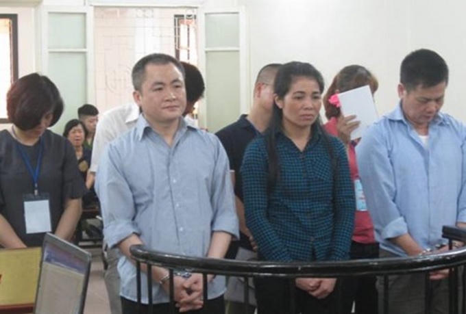 Cựu giám đốc dầu khí Đào Thành Long (hàng trên, bên trái) cùng các bị cáo liên quan tại phiên tòa.
