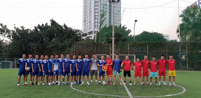Ảnh lưu niệm giữa cầu thủ của Báo Pháp luật Việt Nam với cầu thủ Đoàn thanh niên Công an tỉnh Bắc Giang.