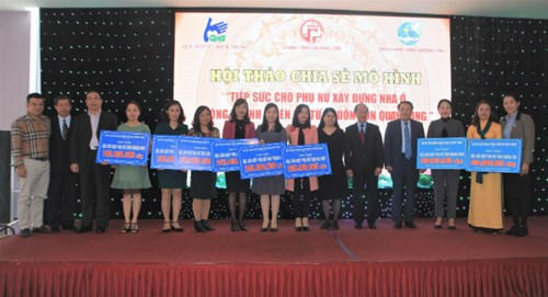 Ông Phan Diễn trao bảng tài trợ của Quỹ cho Hội phụ nữ 8 tỉnh Thanh Hóa, Nghệ An, Hà Tĩnh, Quảng Bình, Quảng Trị, Thừa Thiên Huế, Quảng Nam, Đà Nẵng
