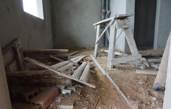 Dưới tầng một, đồ đạc, rác, túi nylon của công nhân bảo vệ vứt nhếch nhác. Theo thống kê, khu Công nghiệp Lễ Môn có khoảng 30 doanh nghiệp trong và ngoài nước đến đầu tư, giải quyết việc làm cho khoảng 23.000 lao động. Để ở gần nơi làm việc, rất nhiều công nhân phải thuê nhà trọ.