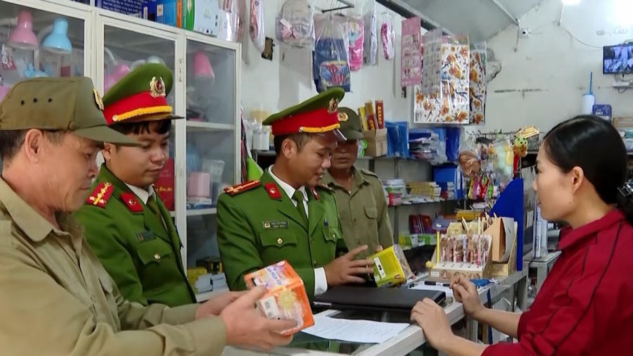 Lực lượng Công an tăng cường công tác tuyên truyền, kiểm tra, hướng dẫn việc thực hiện các quy định về pháo. (Ảnh: Công an tỉnh Ninh Bình)