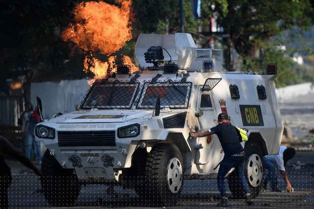 Lực lượng vũ trang Venezuela sử dụng xe bọc thép trong cuộc bạo động hôm 30/4. (Ảnh: AFP)