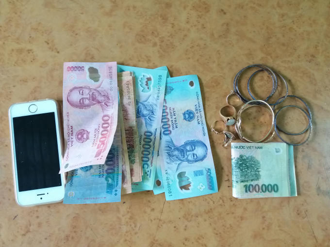 Tang vật của vụ án gồm: Nhẫn Vàng, Lắc Vàng, điện thoại di động và tiền