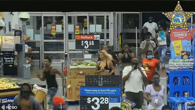 Một số đối tượng còn tìm cách giấu mặt trước camera, trong khi những người khác dường như không lo ngại nguy cơ bị nhận diện. Đoạn cuối video cho thấy những người này ôm đống hàng hóa chạy khỏi siêu thị.