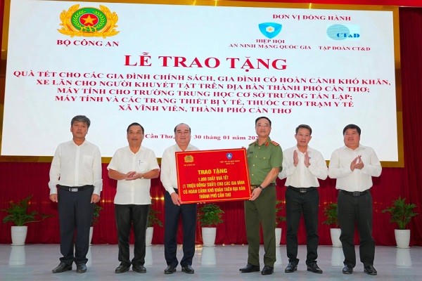 Thượng tướng Phạm Thế Tùng, Ủy viên Ban Chấp hành Trung ương Đảng, Thứ trưởng Bộ Công an trao tặng 1.000 suất quà Tết.