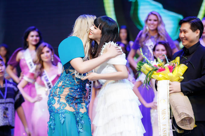 Hà Thu mặc gợi cảm hội ngộ Hoa hậu Hằng Nguyễn tại Philippines