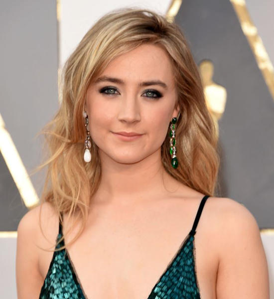 SAOIRSE RONAN - TRANG SỨC CHOPARD  Một trong những gương mặt đề cử nổi bật tranh giải Nữ diễn viên chính xuất sắc nhất Oscar năm nay chính là Saoirse Ronan - phim Brooklyn. Saoirse Ronan đã chinh phục mọi ánh nhìn bằng sự vẻ đẹp của sự trưởng thành, nét trẻ trung, quyến rũ của tuổi thanh xuân trong chiếc đầm tiệc sexy đính sequin màu xanh lá cây đen của Calvin Klein, mái tóc xoăn nhẹ buông lơi tự nhiên… Điểm nhấn giúp cô thêm vạn phần lộng lẫy chính là đôi bông tai bất đối xứng của Chopard được chế tác từ kim cương, ngọc trai, ngọc lục bảo và ngọc bích (jadeite).