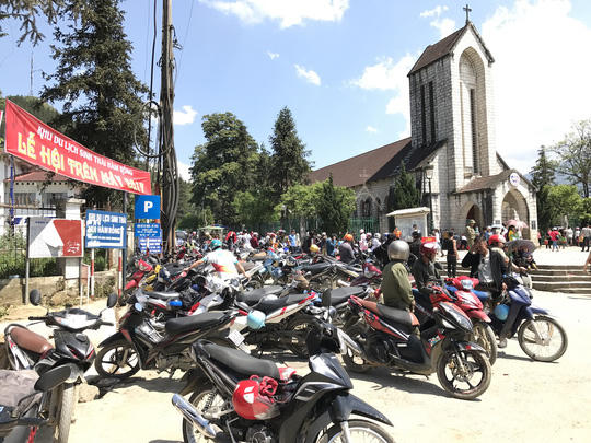 Dù có biển cấm để xe máy ra vỉa hè, lòng đường nhưng hàng loạt xe máy của du khách, xe ôm tràn lan ở khu vực bên hông nhà thờ đá cổ làm hình ảnh trở nên xấu xí, như một bãi gửi xe.