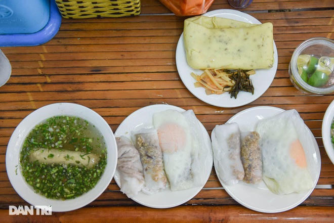 Bánh cuốn ở đây chan với nước canh chứ không chấm cùng nước mắm như bánh cuốn của người miền xuôi.
