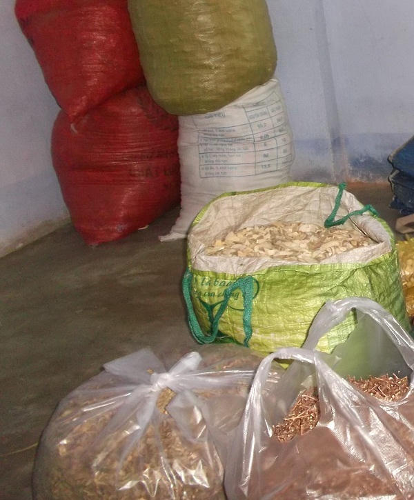 Người dân cần cẩn trọng khi lựa chọn thuốc nam không rõ nguồn gốc của lang băm bán dạo.