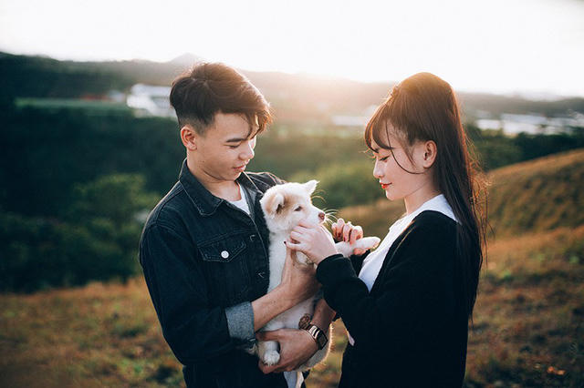 Võ Văn Tùng (sinh năm 1995) và Trần Thị Đoan Trang (sinh năm 1998) quen biết nhau qua mạng xã hội khi anh chàng Văn Tùng vô tình “like” bình luận của cô gái Đoan Trang.