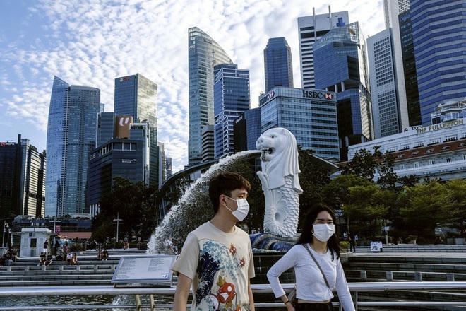 Người dân đeo khẩu trang khi ra đường ở Singapore (Ảnh: AP).