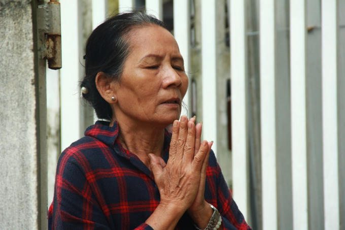 Một người dân Huế thành kính tưởng nhớ, cầu siêu cho các vong hồn tử nạn 132 năm về trước.