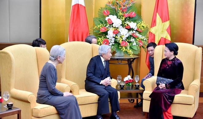 Chiều 1-3-2017, Nhà vua và Hoàng hậu Nhật Bản đã hội kiến Chủ tịch Quốc hội Nguyễn Thị Kim Ngân. Nhà vua Nhật Bản cho biết đã trông đợi chuyến thăm tới Việt Nam từ lâu và mong muốn chuyến thăm sẽ góp phần làm sâu sắc hơn quan hệ hợp tác hữu nghị giữa hai nước.