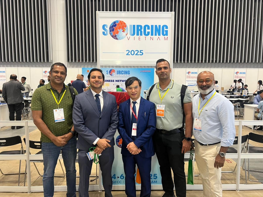Tham tán Bùi Trung Thướng hỗ trợ đoàn doanh nghiệp Ấn Độ tham dự Vietnam International Sourcing 2025. (Ảnh: Thương vụ Việt Nam tại Ấn Độ)
