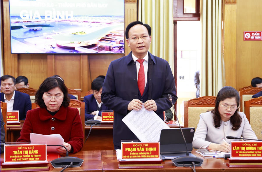 Phó Chủ tịch UBND tỉnh Bắc Ninh Phạm Văn Thịnh báo cáo tại buổi làm việc.