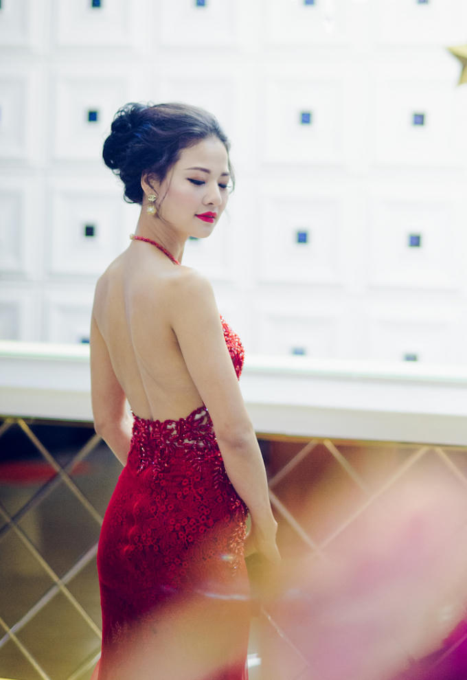 Trái ngược với những hình ảnh kín đáo vốn thường thấy ở Trần Thị Quỳnh, tại sự kiện, cô diện thiết kế dạ hội đỏ khoe toàn bộ lưng trần mong manh, gợi cảm, thiết kế dạ hội xanh dương với cổ chữ V khoét sâu cực kỳ quyến rũ.