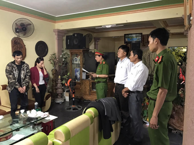Thi hành lệnh khám xét nhà của đối tượng Lê Quang Tuấn. (Ảnh: Công an Thanh Hóa)
