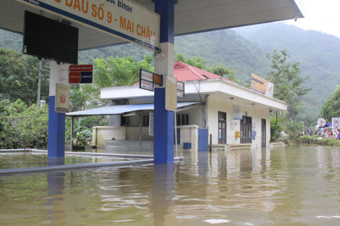 QL6 đoạn Km 131 + 150 đoạn qua xã Tòng Đậu, huyện Mai Châu, tỉnh Hòa Bình ngập sâu trong nước.