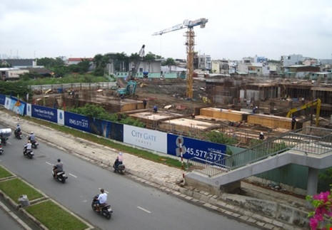 Cầu bộ hành số 3 và mặt đường Võ Văn Kiệt từng bị hư hỏng nặng do thi công dự án City Gate Towers